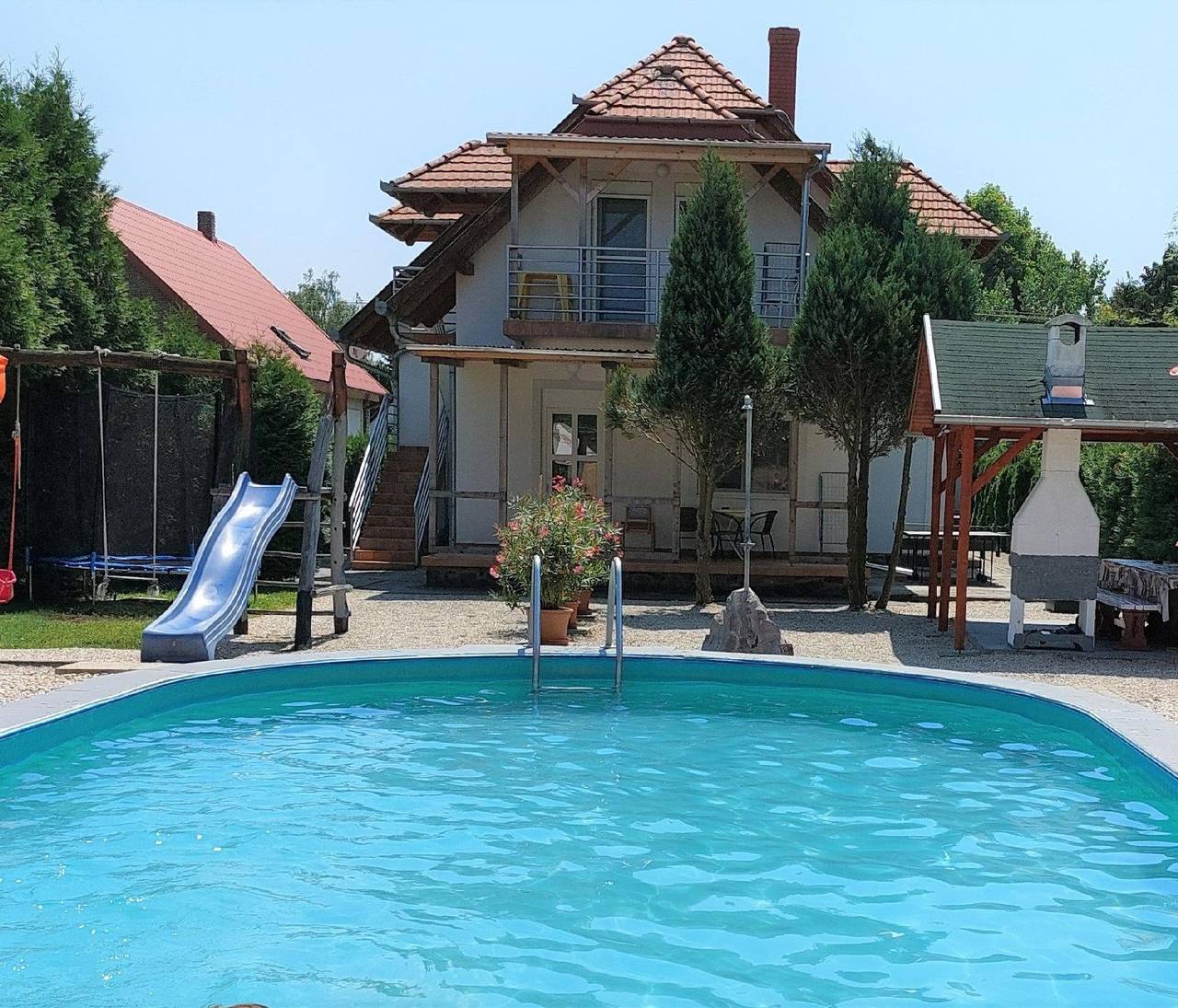 Ganze Ferienwohnung, Ferienwohnung mit Pool direkt am See in Balatonmariafürdö, Plattensee Südufer