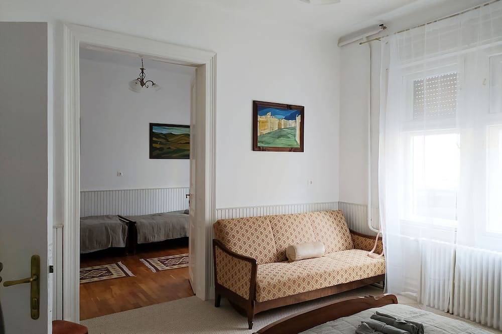 Entire apartment, Charming 2-bedroom apartment in lovely Keszthely with Wifi, washing machine in Keszthely, Keszthely region