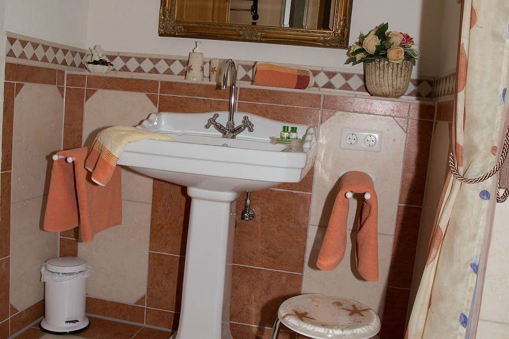 Ganze Wohnung, Ferienwohnung mit Charme - genießen Sie die Aussicht von der verglasten Terrasse in Münsingen, Neckar-Alb