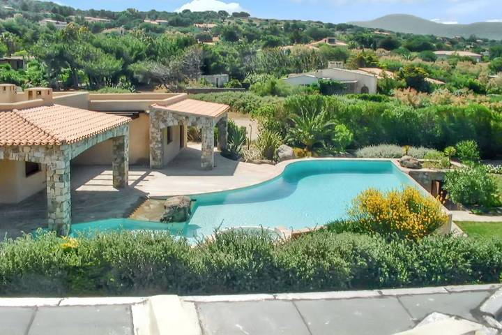 Villa pour 8 personnes, avec jardin ainsi que terrasse et piscine