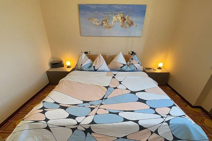 Ganze Wohnung, FeWo Arancia mit Schwimmbad, riesigem Balkon 250 Meter vom See,Ladestation 22 Kw in Maderno, Toscolano-Maderno