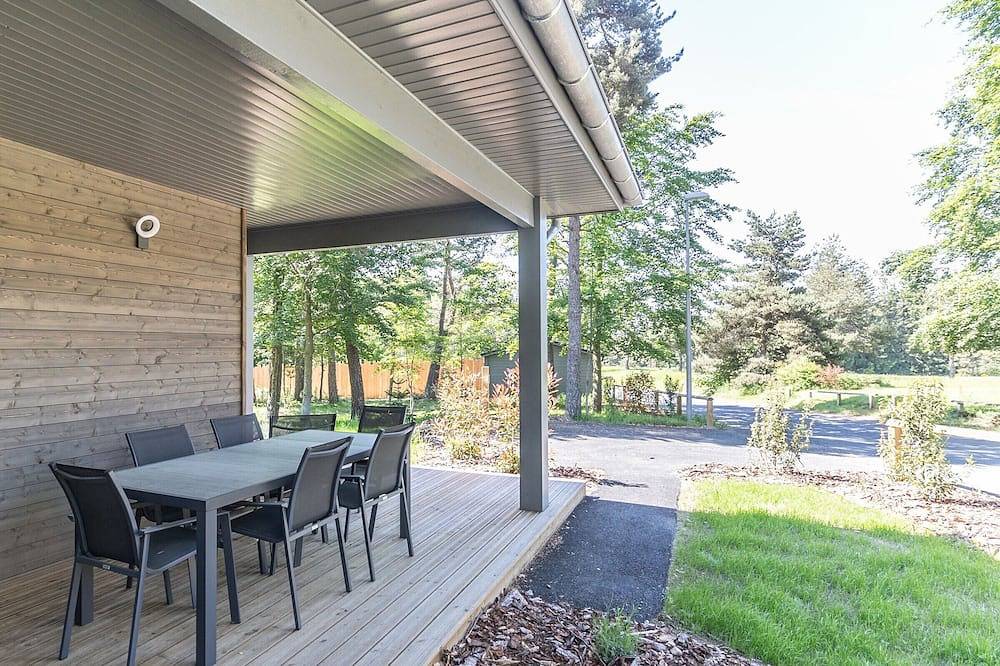 Luxurious Lodge with Private Hot Tub, Golf Access, & Family Activities in Le Chambon-sur-Lignon, Massif Central