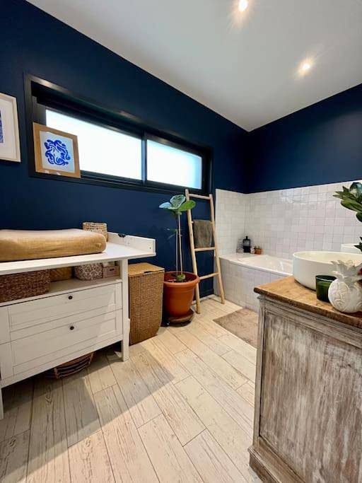 Location de vacances pour 6 personnes, avec jardin et piscine ainsi que vue et vue sur le lac dans Plage Moutchic - 2