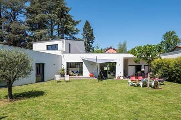 Location de vacances pour 10 personnes, avec jardin à Tassin-la-Demi-Lune