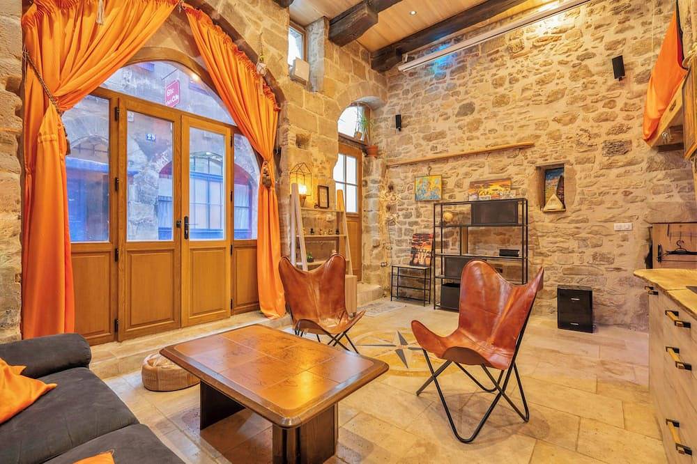 Entire apartment, Atypical accommodation in medieval center in Figeac, Massif Central