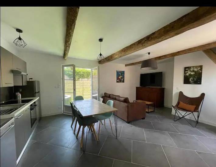 Gîte pour 9 personnes, avec jacuzzi et terrasse à Cinqueux