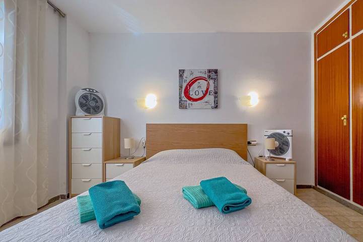 Appartement entier, Appartement sur le Paseo Marítimo à 3 minutes de la plage, piscine communautaire, Wi-Fi gratuit, excellent emplacement, bars, restaurants et magasins. Vivalidays Luis. in Platja de Llevant (Malgrat de Mar), Santa Susanna