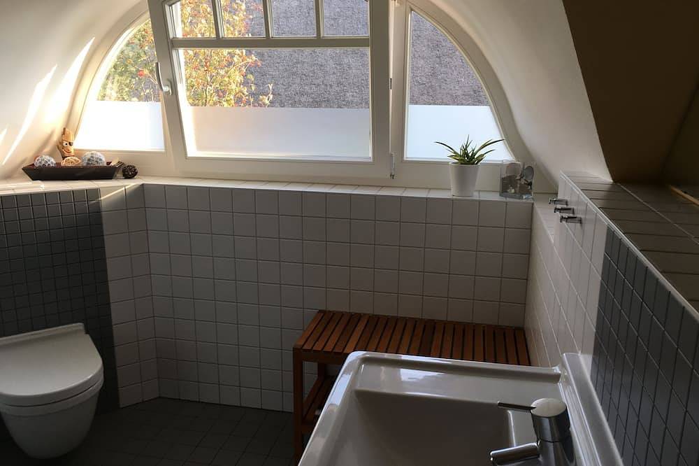 Stilvolles Reetdach-Haus mit viel Sonne, Luxus, tollem Garten & Leuchtturmblick in Putgarten, Rügen