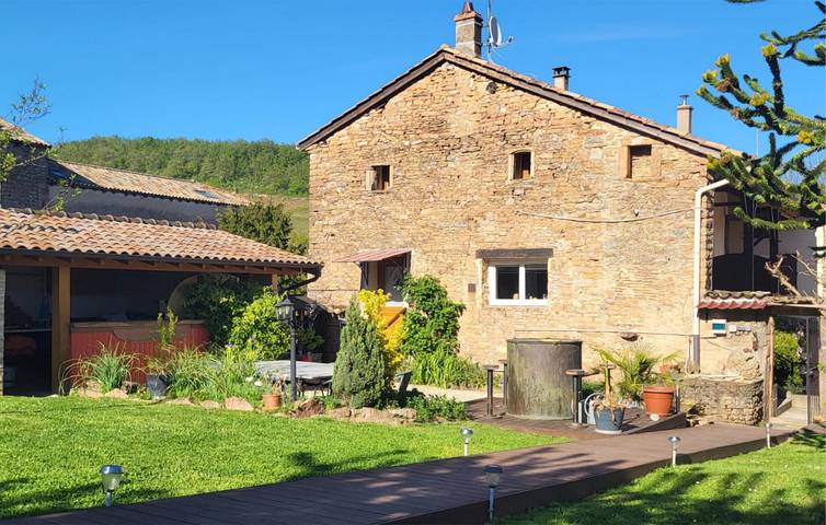 Location de vacances pour 14 personnes, avec Terrasse ainsi que Jacuzzi et Jardin à Chasselas (Saône-et-Loire)