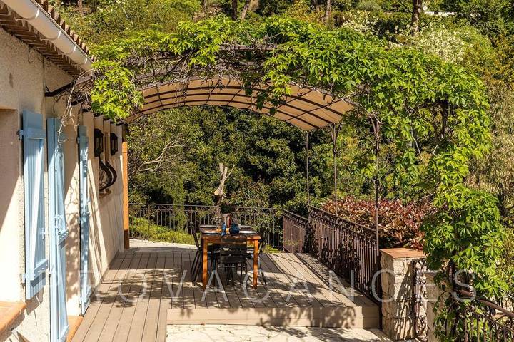 Location de vacances pour 6 personnes, avec jardin et piscine à Seillans - 2