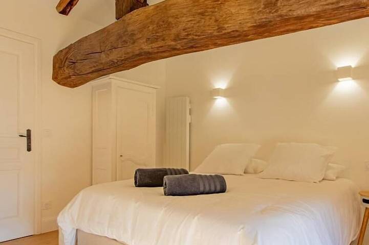 Location de vacances pour 12 personnes, avec jardin à Chânes - 2