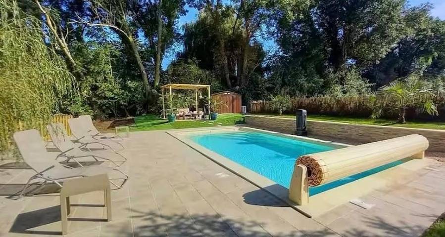 Location de vacances pour 10 personnes, avec Terrasse ainsi que Jardin et Piscine à L'Oudon