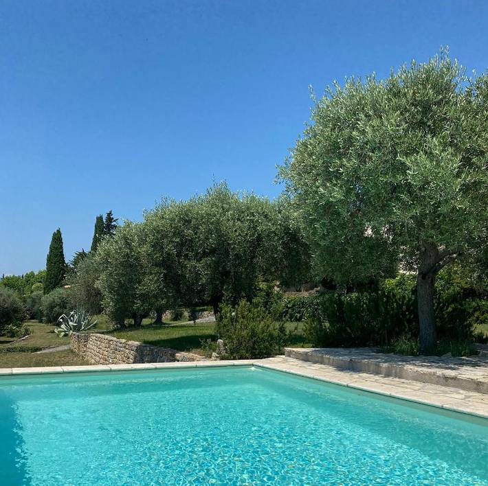 Chambre d’hôte pour 3 personnes, avec Balcon et Terrasse ainsi que Jardin et Piscine