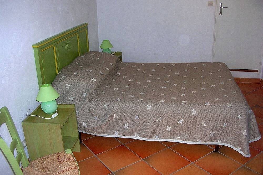 Apartment T3, 2 bedrooms for 4 people in villa 150 meters from the sea in Sanary-sur-Mer, Côte méditerranéenne (France)
