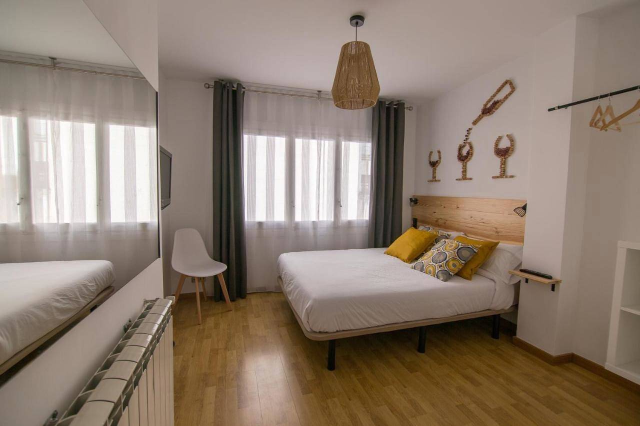 Family Room with Private Bathroom in Haro, Rioja