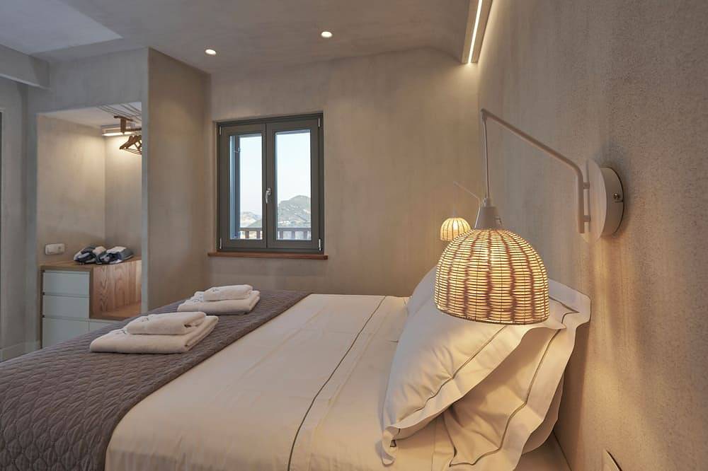 Pnoé Residence is an elegant and modern home that has been fully renovated in Skopelos Stadt, Sporaden