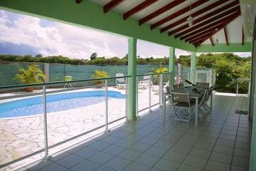 Parc de vacances pour 6 personnes, avec piscine ainsi que jardin et vue, adapté aux familles en Guadeloupe