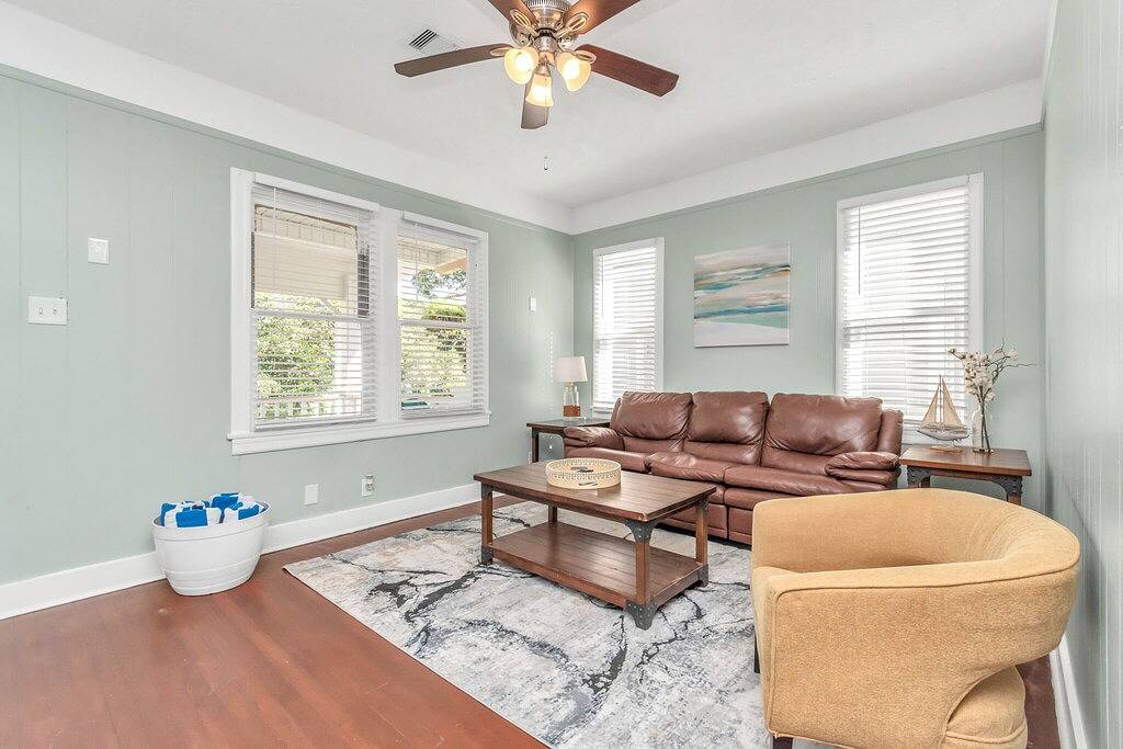 Ganze Wohnung, Newly Renovated Historical Galveston Home - 8 min walk to beach! in Galveston Island, Galveston