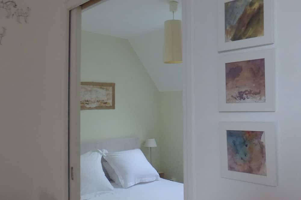 Cottage situated in quiet hamlet deep in countryside but only 10km from the sea. in La Pernelle, Région de Cherbourg