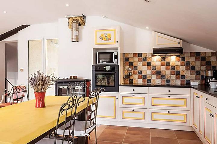 Gîte pour 8 personnes, avec jardin à Redortiers