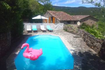 Gîte pour 4 personnes, avec terrasse et jardin à Cros