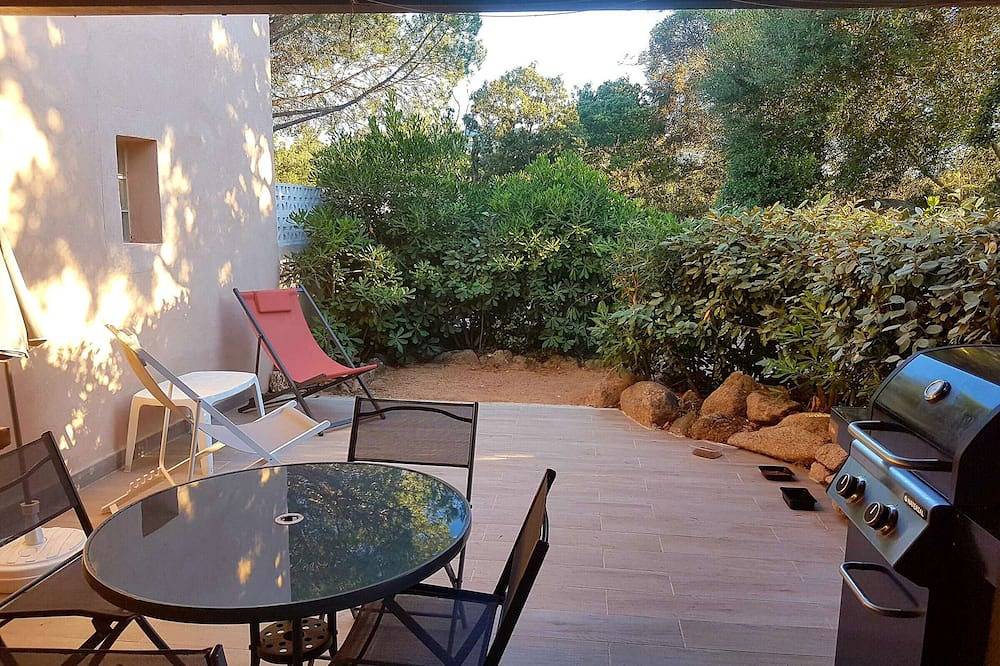 Appartamento intero, Cozy Villa with Terrace, 200m from Santa-Giulia Beach, A/C, Private Parking in Santa Giulia, Porto Vecchio