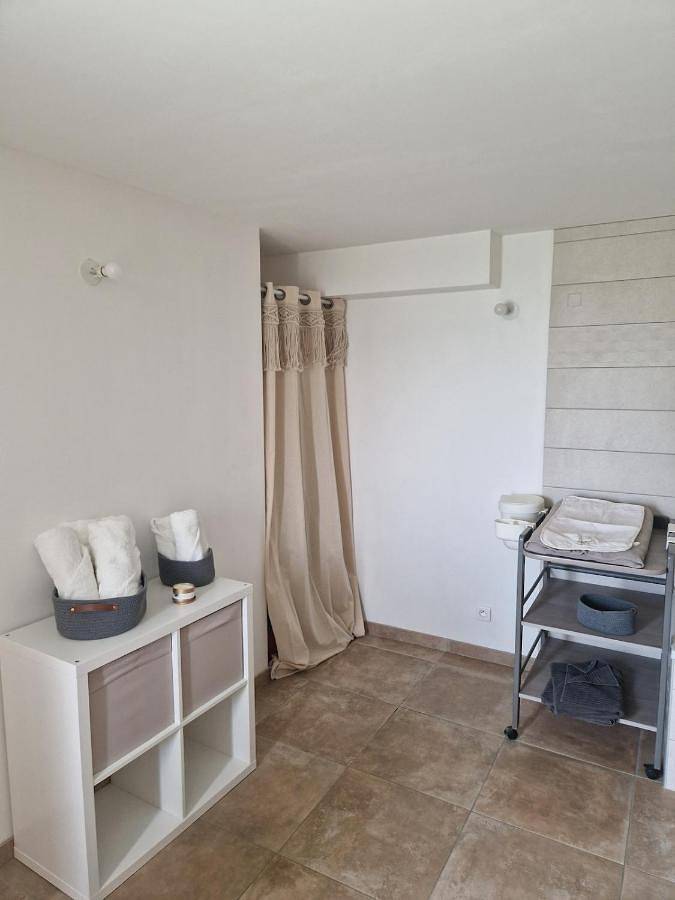 Location de vacances pour 6 personnes, avec jardin ainsi que vue et piscine, animaux acceptés à Rochebaudin - 3