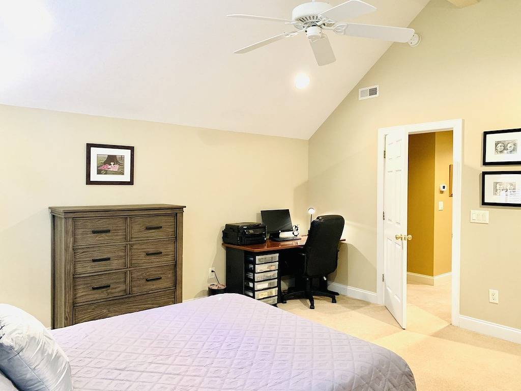 Magnificent Mnt Home Retreat! Convenient, 4 bedrooms, media rm, pool table in Hendersonville, Henderson County (NC)