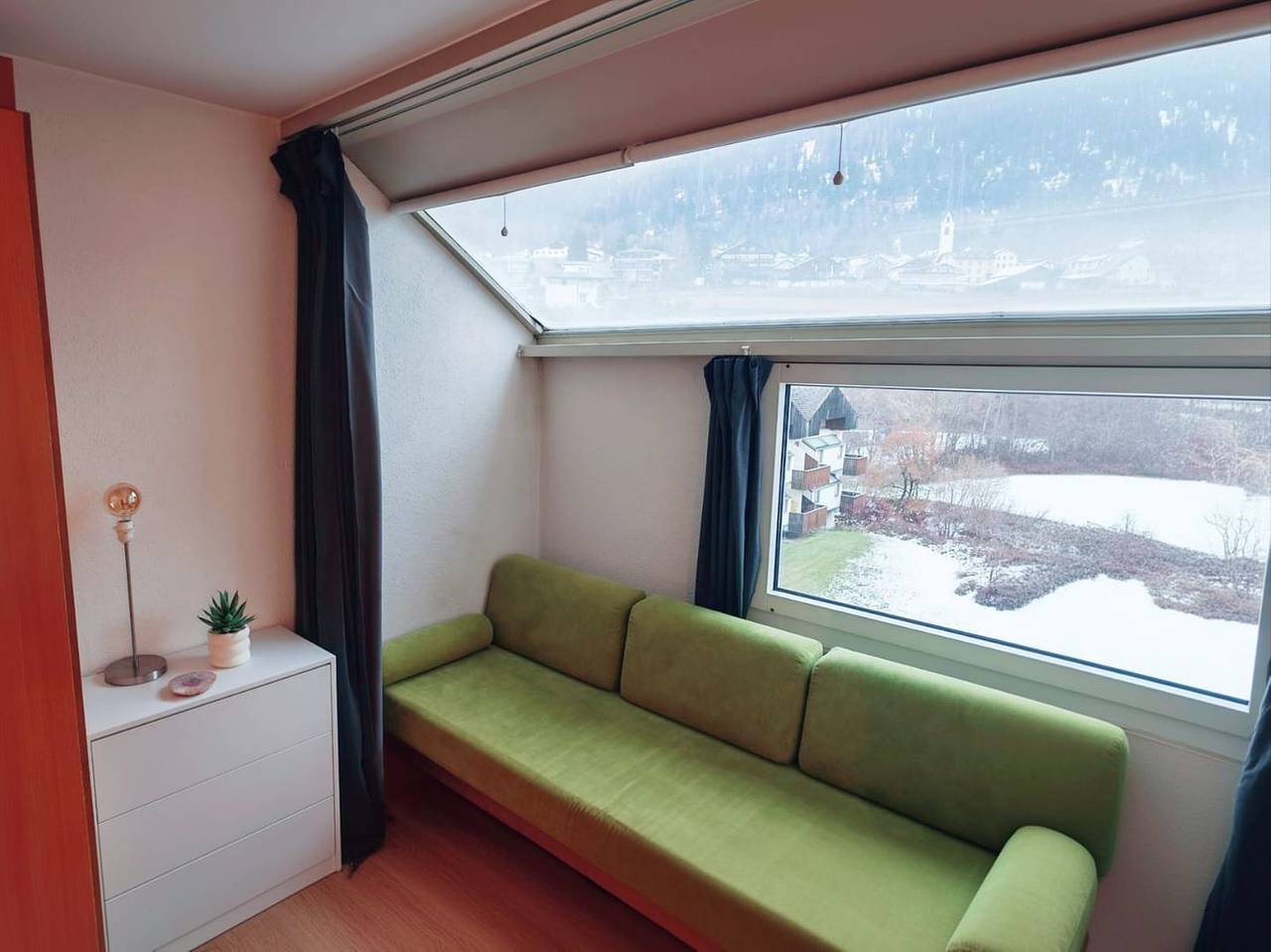 Ganze Wohnung, 1 Zimmer Wohnung für 3 Personen mit Aussicht auf das Dorf in Surses, Oberhalbsteiner Alpen