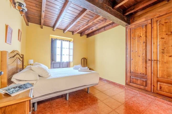 Large Rural House in Picos de Europa with 8 bedrooms and 8 bathrooms. in Cabrales, Côte Cantabrique