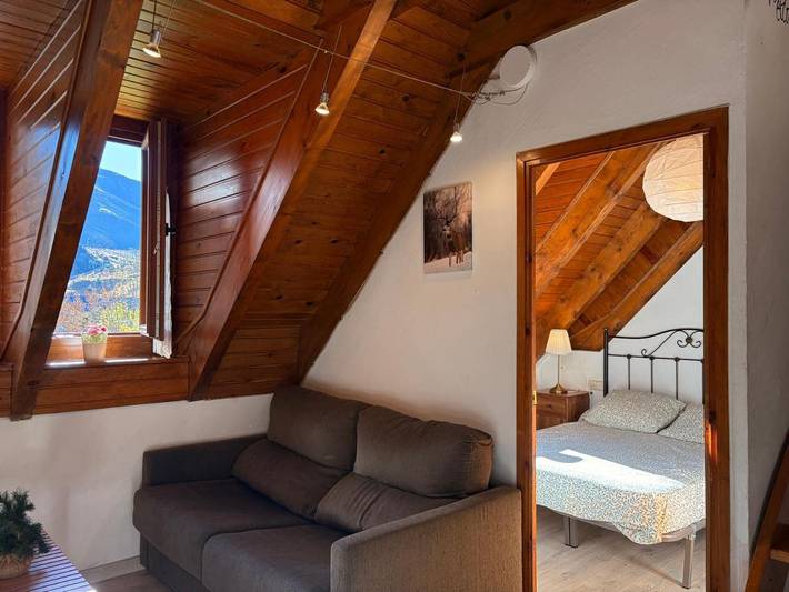 Apartamento para 4 personas, con piscina además de vistas y jardín, Se admiten mascotas en Valle de Bohí