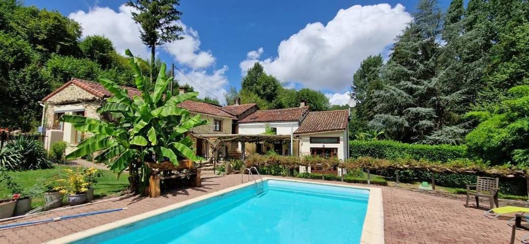 Gîte pour 2 personnes, avec vue ainsi que jardin et piscine, animaux acceptés à Scillé