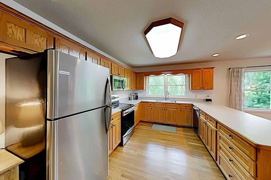 Private mountain hideaway with mountain views & large deck - close to Asheville in Haywood County