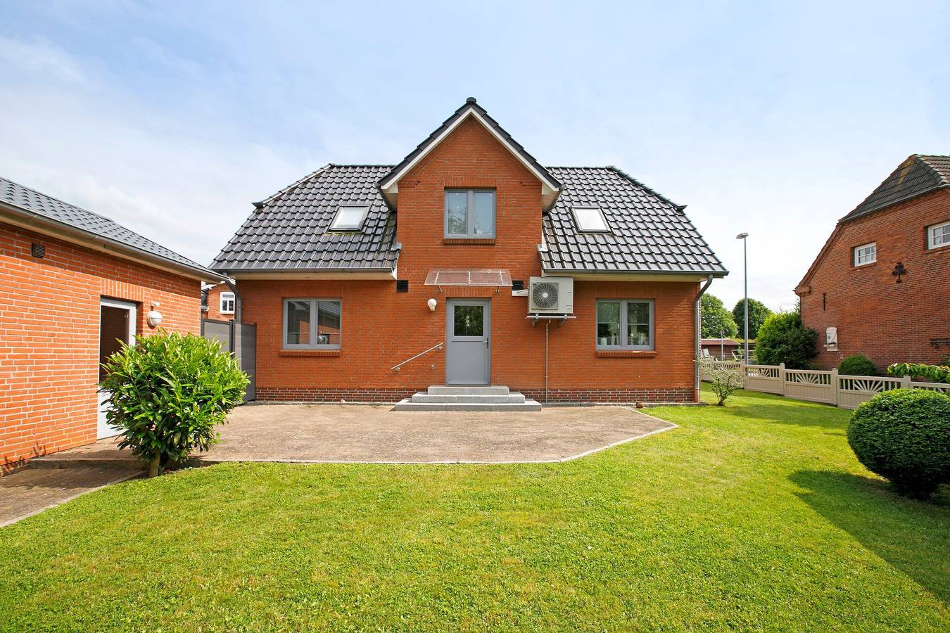 'Ferienhaus Siegfried' mit gemeinsamer Terrasse, Garten und Wi-Fi in Niebüll, Nordseeküste