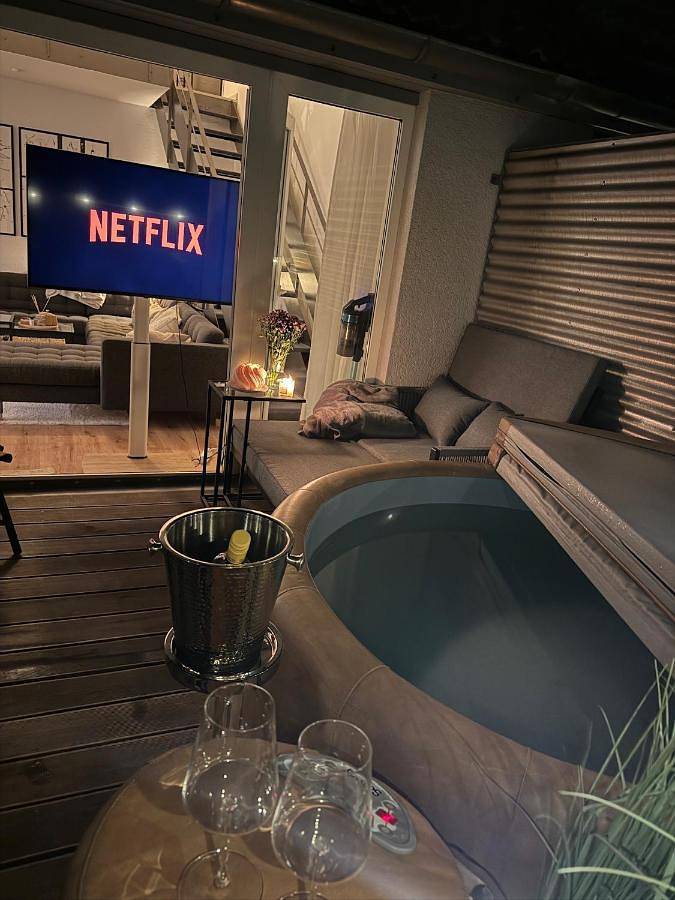 Ganze Wohnung, Executive Maisonette Penthouse Loft, Rooftop Pool, Central Hannover and Direct Messe Connection in Hannover Nord, Hannover