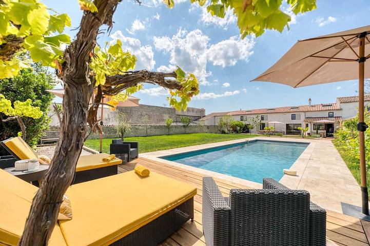 Gîte pour 12 personnes, avec Jardin à Thairé