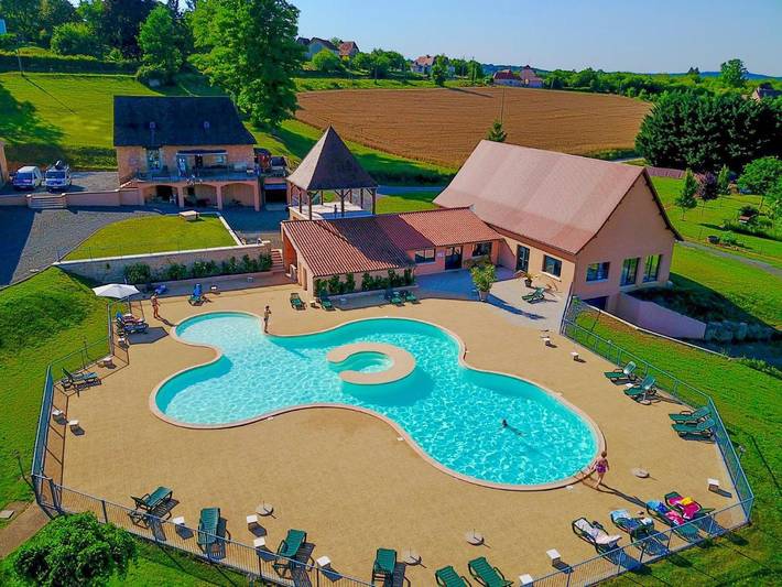 Maison d’hôte pour 10 personnes, avec jacuzzi et piscine ainsi que jardin et bassin pour enfant, adapté aux familles
