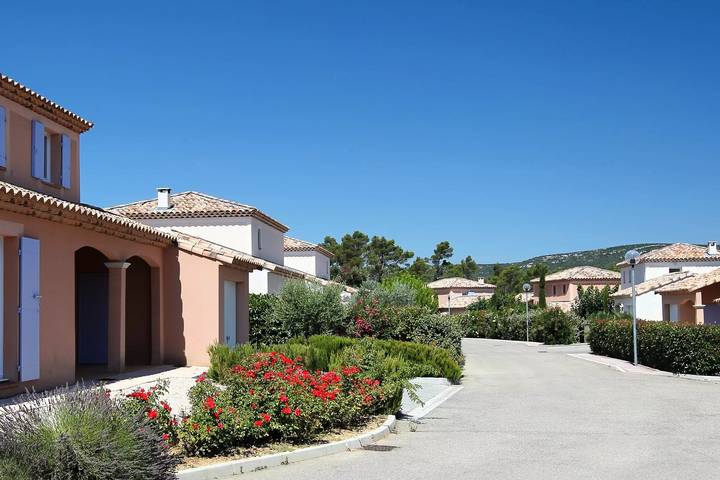 Location de vacances pour 6 personnes, avec piscine et terrasse à Nans-les-Pins - 3