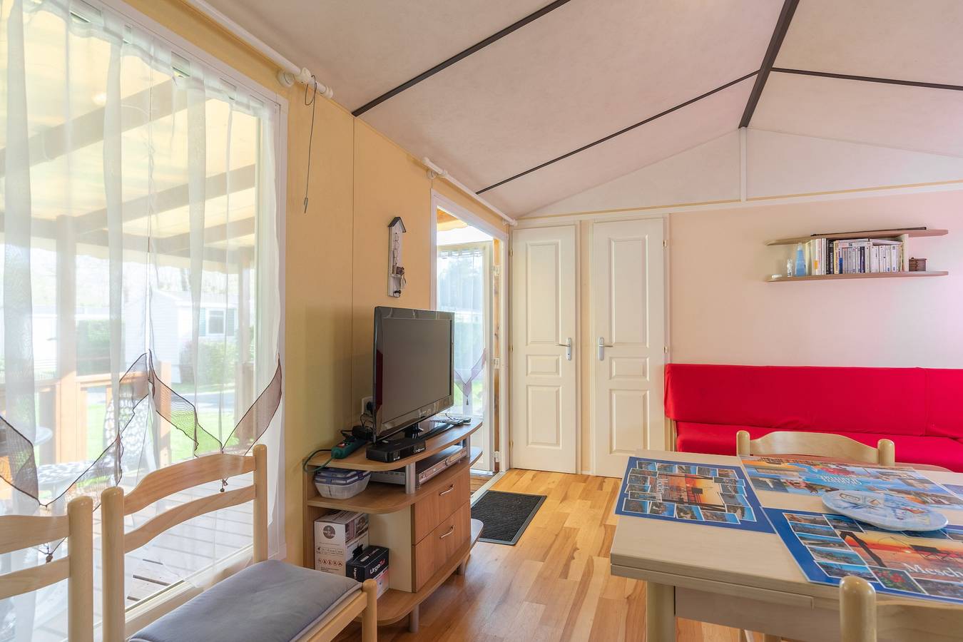 Mobil-home cerca de Royan con piscina compartida, terraza privada y Wi-Fi in Meschers-sur-Gironde, Region de Rochefort