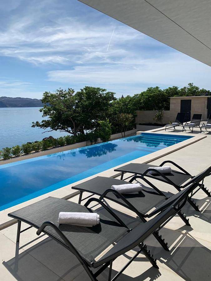 Villa für 15 Personen, mit Garten und Pool sowie Ausblick in Karlobag