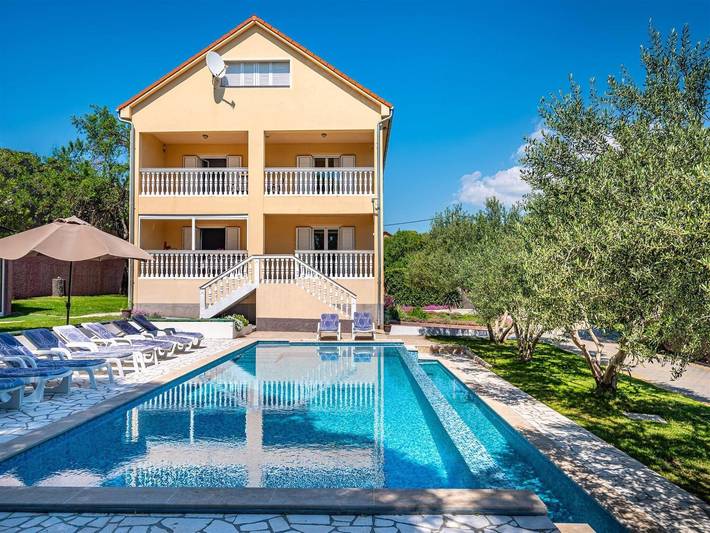 Ferienhaus für 12 Personen, mit Garten und Pool sowie Terrasse, kinderfreundlich