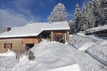 Location De Vacances pour 15 Personnes dans Giron, Parc naturel régional du Haut-Jura, Photo 4