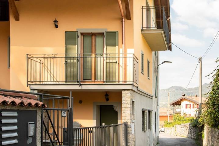 Villa per 2 persone, con Balcone/Terrazza e Giardino nonché Vista lago in Provincia di Bergamo
