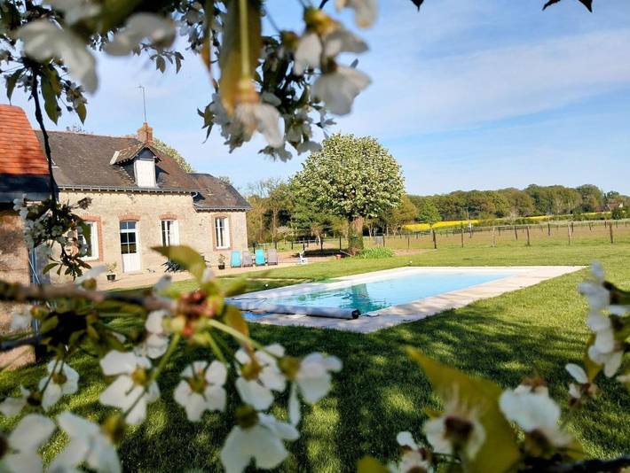 Location de vacances pour 4 personnes, avec Terrasse ainsi que Jardin et Piscine à Semblançay