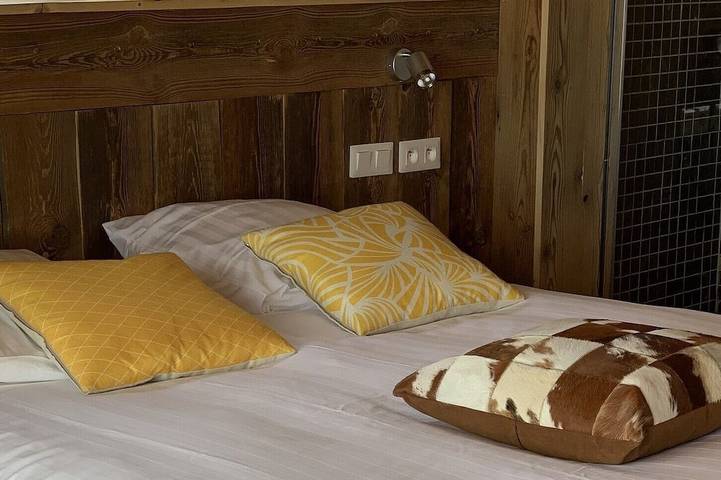 Chalet Luxe Super Besse, spa de nage, 6-12 p, 4 chambres, vue sur le Sancy in Super Besse, Besse-et-Saint-Anastaise