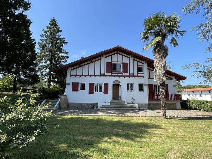 Gîte pour 9 personnes, avec Terrasse et Jardin à Saint-Palais