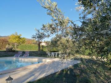 Gîte pour 4 personnes, avec jardin ainsi que piscine et vue, animaux acceptés à La Motte-d'Aigues