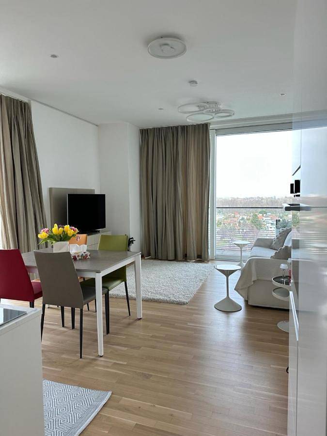 Ferienwohnung für 4 Personen, mit Balkon und Terrasse sowie Pool und Ausblick in Wien