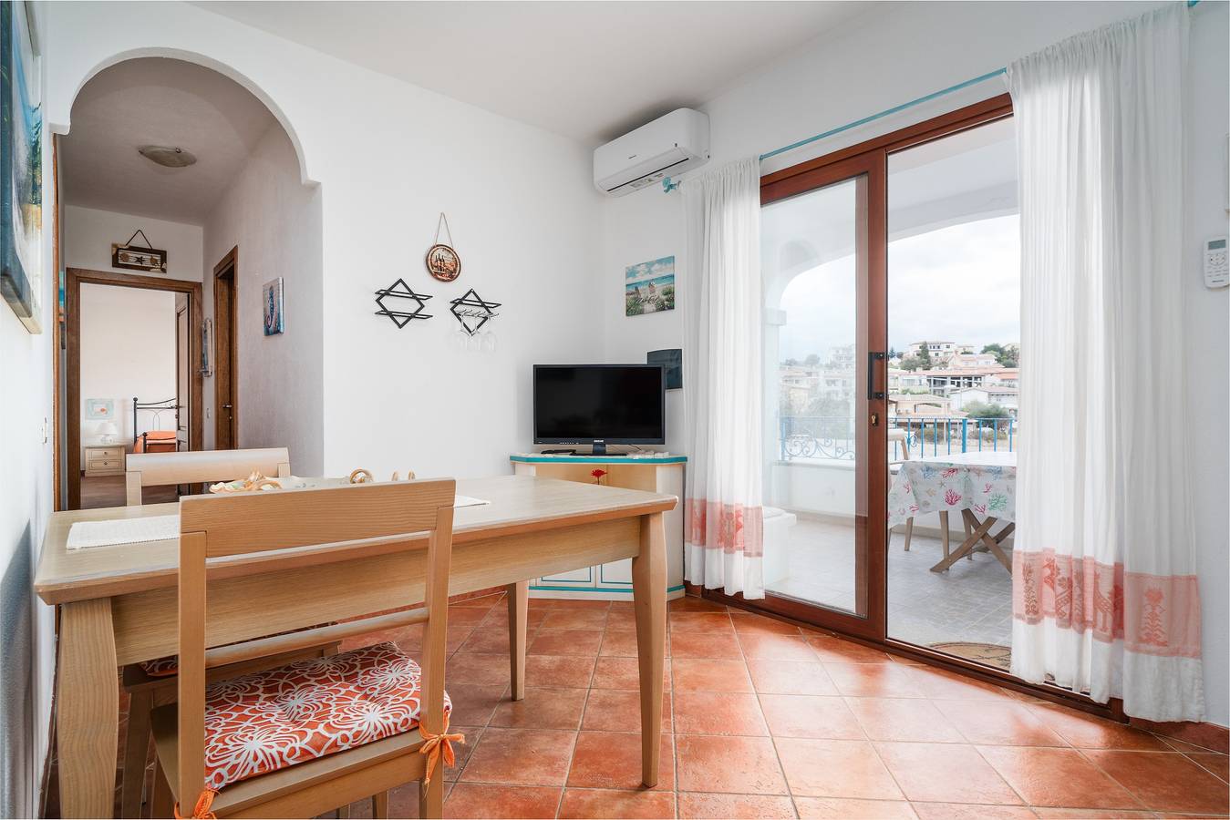 Appartamento intero, Appartamento 'S'ercole Superior' con vista sul borgo medievale e terrazza privata in Flumini, Posada