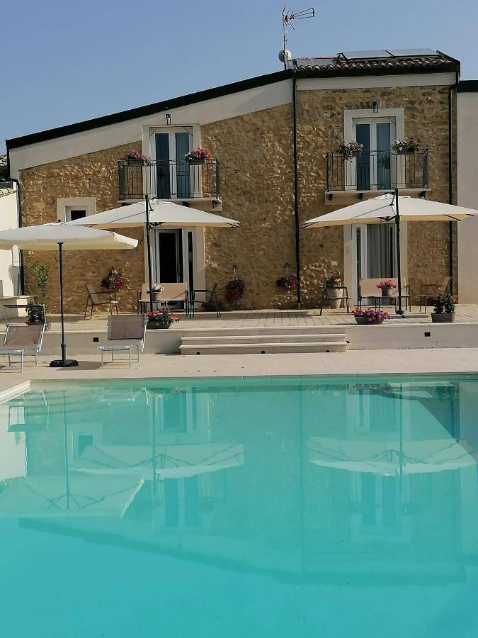 Ferienanlage für 2 Personen, mit Balkon und Terrasse sowie Garten und Pool